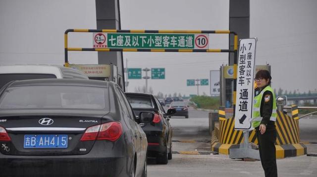 108�����շѲ���ȫ��ͳһ�����Ƿֶν���ֶι�����ɽ�����ݶ�2026�������շ�վ����λ��ȡ10��70Ԫ���������ע��ɫͨ����������-�м�